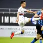 Pemain Inter Milan, Andrea Pinamonti, berebut bola dengan pemain Sampdoria, Maya Yoshida, pada laga Liga Italia di Stadion Giuseppe Meazza, Sabtu (8/5/2021). Inter Milan menang dengan skor 5-1. (AP/Luca Bruno)