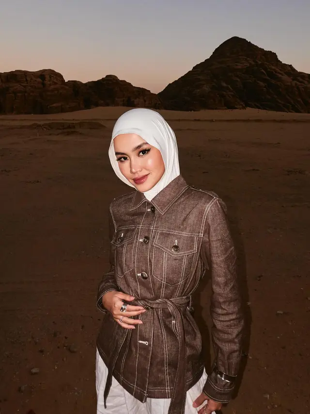 1. Gaya Earth Tone dengan Jaket Cokelat dan Hijab Putih