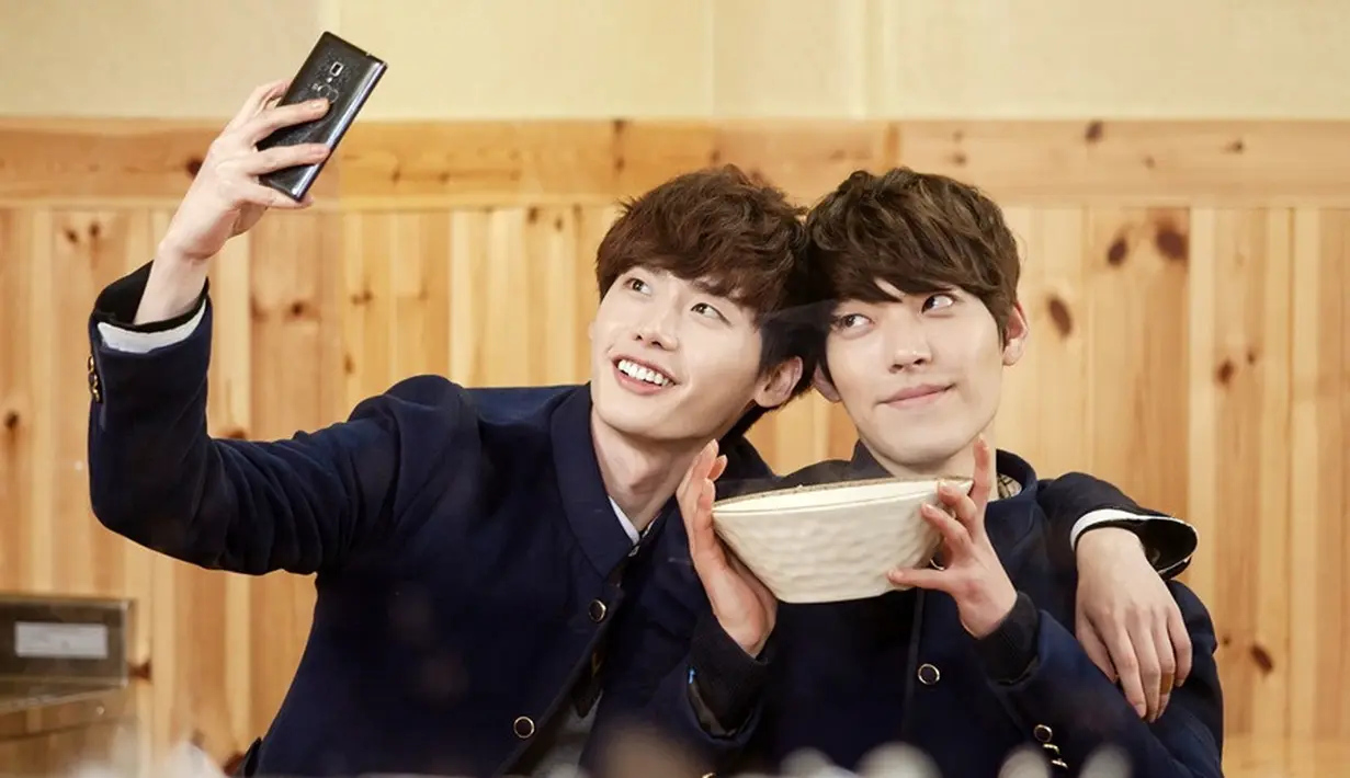 Kim Woo Bin sendiri terlihat sudah menghabiskan waktu dengan Lee Jong Suk. Keduanya bersahabat usai bertemu dalam sebuah drama Korea School 2013. (Soompi)