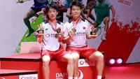 Ganda putri China yang baru dipasangkan, Liu Sheng Shu/Zhang Shu Xian berhasil merebut gelar juara Indonesia Masters 2022/2023 setelah mengalahkan ganda putri Jepang eks peringkat 1 BWF, Yuki Fukushima/Sayaka Hirota dua game langsug 22-20, 21-19 dalam laga final yang berlangsung di Istora Gelora Bung Karno, Senayan, Jakarta, Minggu (29/1/2023). (Bola.com/M Iqbal Ichsan)
