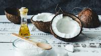 Mengandung asam lemak dan vitamin E, minyak kelapa dapat membantu menyamarkan bekas luka dan menjaga kelembapan kulit (Foto: Tijana Drndarski/Unsplash)