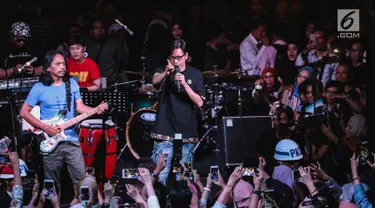 Musisi Armand Maulana dan Dewa Budjana tampil dalam acara musik amal bertajuk "Konser Kemanusiaan untuk Lombok" di kawasan Jakarta Selatan, Kamis (9/8). Sederet artis papan atas Indonesia menyumbangkan suara mereka. (Liputan6.com/Faizal Fanani)