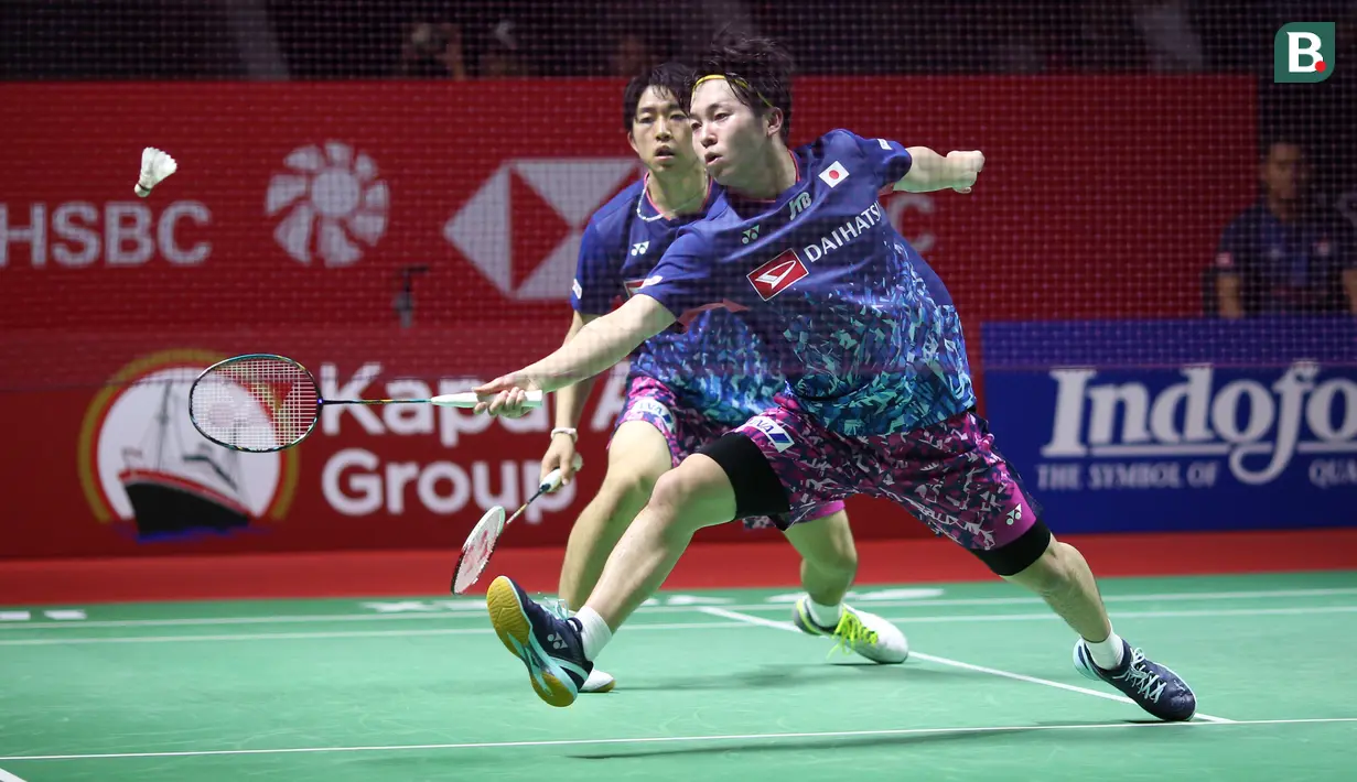 Pebulu tangkis ganda putra Jepang, Ayato Endo/Yuta Takei saat melawan pebulu tangkis ganda putra Indonesia, Leo Rolly Carnando/Daniel Marthin pada babak 32 besar Indonesia Open 2023 di Istora Senayan, Jakarta, Selasa (13/06/2023). Wakil Jepang,  Ayato Endo/Yuta Takei kalah dengan skor 21-23, 21-8, 12-21. (Bola.com/Bagaskara Lazuardi)