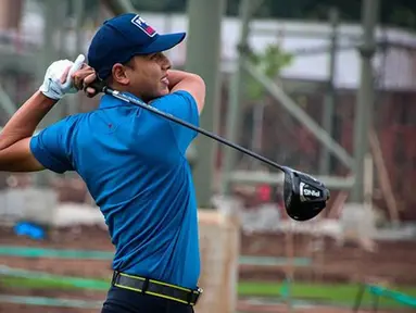 Golf yang disebut sebagai olahraga mahal ini rupanya juga digemari oleh Andhika Pratama. Ia bahkan sempat datang ke turnamen golf yang diadakan oleh sahabatnya, Gilang Dirga di Royale Jakarta Golf Club. (Liputan6.com/IG/@andhiiikapratama)