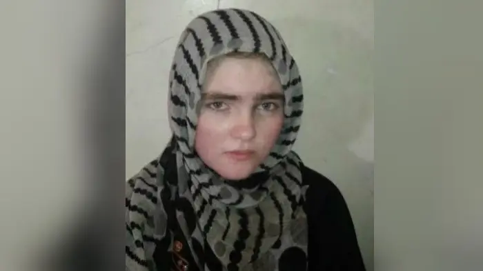 Linda Wenzel (16) tengah dikerubuni warga saat ditemukan di sebuah terowongan di kota Mosul (Iraq Army) 