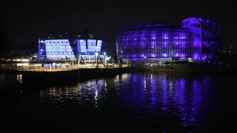 Landmark di Pulau Sebitseom, Seoul, diterangi warna ungu pada Senin (12/6/2023), dalam rangka merayakan peringatan 10 tahun band K-pop BTS, yang popularitas globalnya menjadi kebanggaan nasional Korea Selatan. (Dok. AP/Ahn Young-joon)