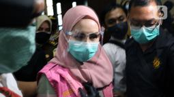 Jaksa Pinangki Sirna Malasari bersiap menjalani sidang perdana di Pengadilan Tipikor Jakarta, Rabu (23/9/2020). Pinangki didakwa dalam kasus dugaan korupsi dan tindak pidana pencucian uang terkait kepengurusan fatwa untuk Djoko Tjandra di Mahkamah Agung, (Liputan6.com/Helmi Fithriansyah)