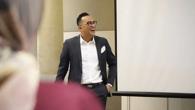 Lama Vakum, Ini 7 Potret Terbaru Steny Agustaf Presenter Mamamia