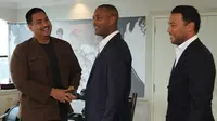 Menpora RI, Dito Ariotedjo (kiri) menyambut kehadiran Patrick Kluivert dan Denny Landzaat di Kantor Kemenpora RI, Jakarta, Senin (13/1/2025). (Dok. PSSI)