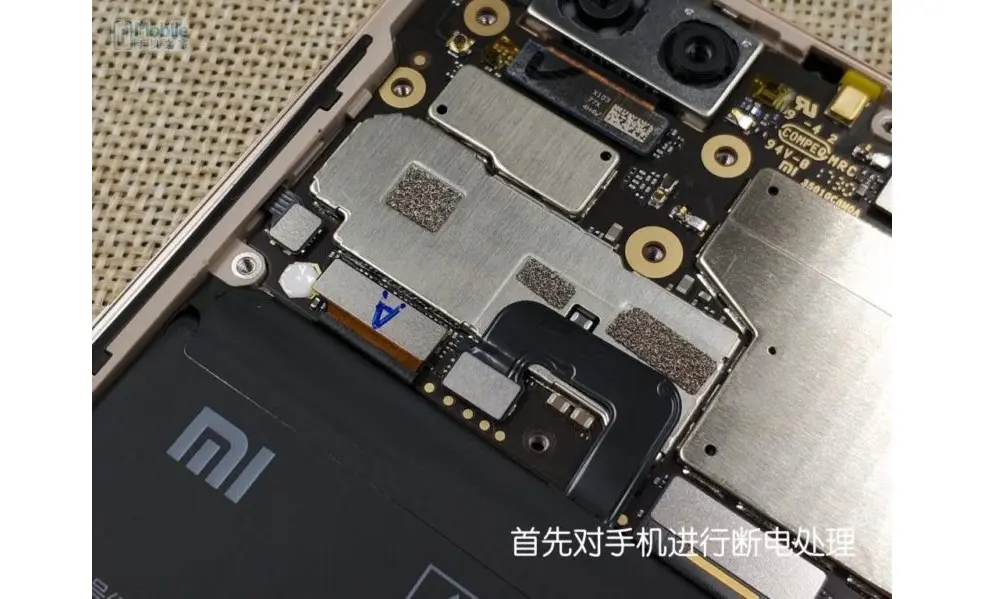 Saat Mi Note 3 dibongkar lebih lanjut tampak berbagai komponen di dalamnya (Sumber: Gizmochina)