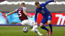 Pemain West Ham United Vladimir Coufal (kiri) berebut bola dengan pemain Chelsea Timo Werner pada pertandingan Liga Inggris di London Stadium, London, Inggris, Sabtu (24/4/2021). Chelsea menang 1-0. (AP Photo/Alastair Grant, Pool)