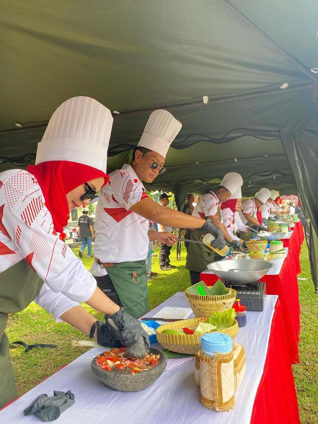 7 Potret Kompak Juliana Moechtar dan Suami saat Ikut Lomba Masak Agustusan