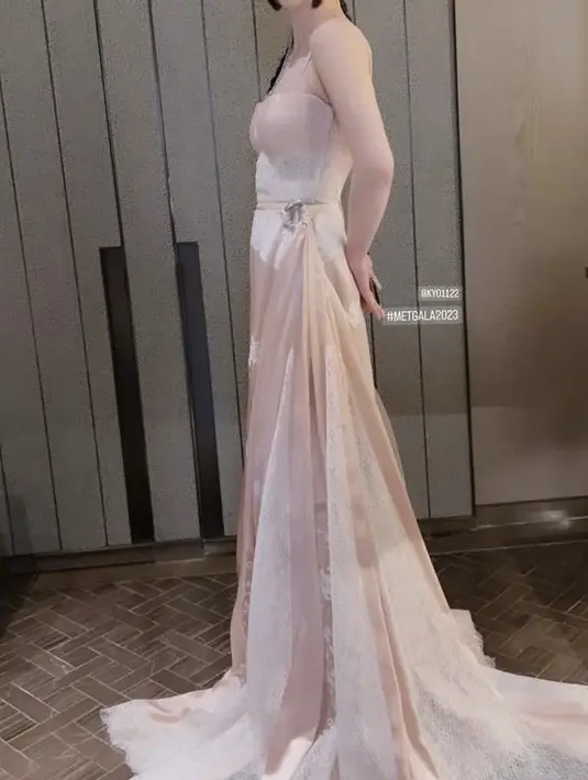 Two pieces satin rose gold dengan detail renda ini terdiri dari atasan spaghetti strap dipadukan skirt flowly yang memiliki detail kaitan di bagian pinggang. Credit: Instagram @halolee7