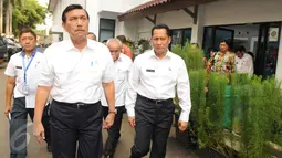 Menkopolhukam Luhut Binsar Pandjaitan (kiri) meninjau Balai Laboratorium Narkoba serta ruang tahanan BNN di Jakarta, Kamis (10/3/2016). Luhut menilai, fasilitas lembaga BNN cukup memprihatinkan. (Liputan6.com/Helmi Afandi)
