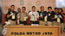Petugas memperlihatkan barang bukti saat rilis tindak kasus di Polda Meto Jaya, Jakarta, Senin (15/8). Kasus yang dirilis diantaranya tindak pencurian dengan kekerasan dan tindak pidana tanpa hak membawa senjata api. (Liputan6.com/Gempur M Surya)