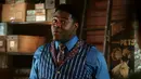 Gambar yang dirilis oleh Disney ini menunjukkan Sam Richardson dalam film Hocus Pocus 2. Lantas berhasilkah Becca, Cassie, dan Izzy mengalahkan penyihir Sanderson bersaudara sebelum matahari terbit di All Hallow’s Eve?. (Matt Kennedy/Disney via AP)