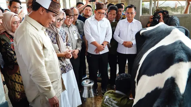 Mentan Amran Minum Susu Bersama Ribuan Anak Sekolah, Peternak, dan Pelaku Industri Susu