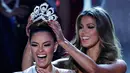 Miss Universe 2016, Iris Mittenaere menyematkan mahkota Miss Universe 2017 kepada Miss Afrika Selatan, Demi-Leigh Nel-Peters pada malam final di Las Vegas, Minggu (26/11). Demi-Leigh berhasil menyisihkan 92 peserta lainnya. (AP/John Locher)