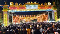Ribuan orang memadati kawasan wisata lampion Imlek di Pasar Gede hingga Balai Kota Solo untuk menyambut malam Tahun Baru Imlek, Jumat malam (24/1).(Liputan6.com/Fajar Abrori)