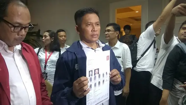 Penyidik Bareskrim menggeledah kediaman tersangka korupsi kondensat yang kini buron (Liputan6.com/Nafiysul Qodar)