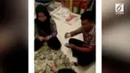 Seorang emak-emak jadi viral karena membeli sebuah motor dengan uang dalam karung.