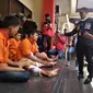 Tiga orang spesialis pencurian sepeda motor (curanmor) di Kota Palembang ditangkap Unit Ranmor Satreskrim Polrestabes Palembang Sumsel (Liputan6.com / Nefri Inge)