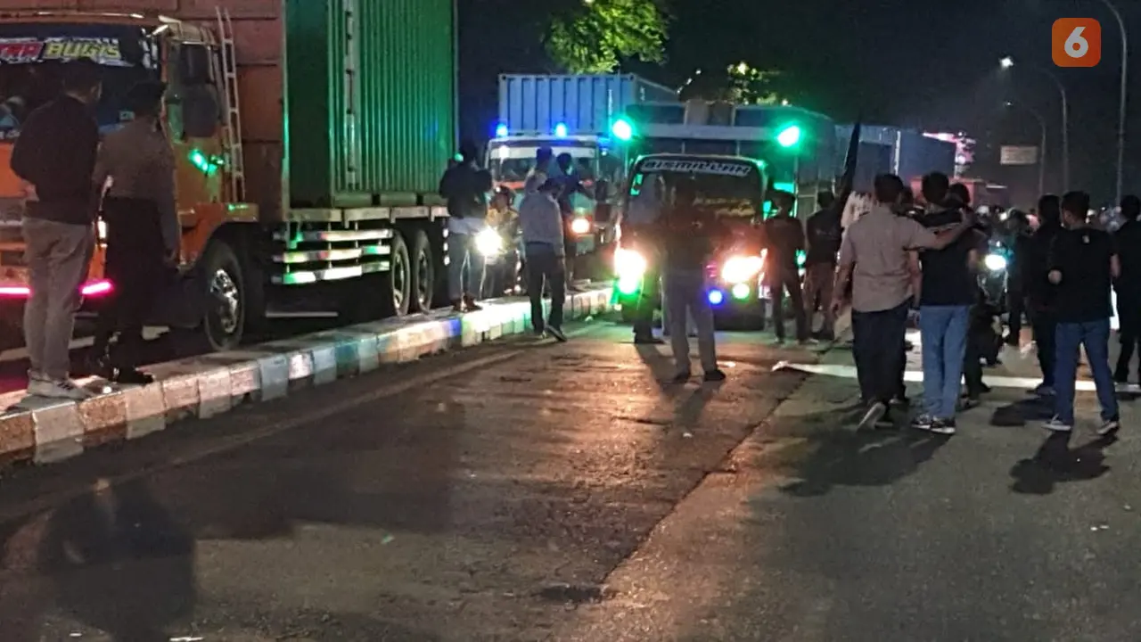 Demo Hardiknas Makassar dibubarkan polisi (Liputan6.com/Fauzan)