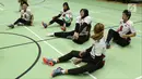 Atlet bola voli duduk putri Asian Para Games Indonesia menahan bola saat latihan di Gelora Bung Karno Arena, Jakarta, Rabu (26/9). Di Asian Para Games 2018, Timnas voli duduk putri Indonesia menargetkan meraih perunggu. (Liputan6.com/Helmi Fithriansyah)