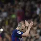 Gelandang Barcelona, Andres Iniesta, menyapa suporter usai melawan Real Madrid pada laga La Liga Spanyol di Stadion Camp Nou, Barcelona, Minggu (6/5/2018). Kedua klub bermain imbang 2-2. (AFP/Lluis Gene)