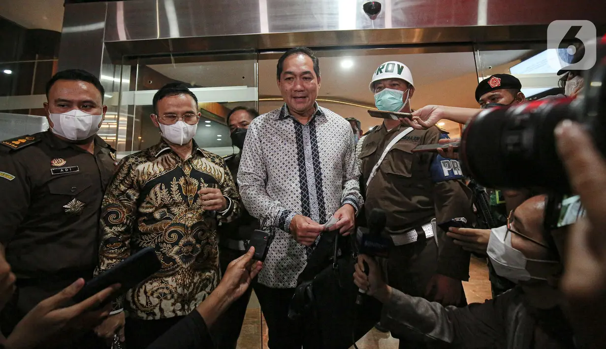 Mantan Menteri Perdagangan Muhammad Lutfi (tengah) usai menjalani pemeriksaan di Gedung Bundar, Kejagung, Jakarta, Rabu (22/6/2022). Muhammad Lutfi menjalani pemeriksaan selama 12 jam sebagai saksi terkait kasus fasilitas pemberian izin ekspor crude palm oil (CPO) dan turunannya, termasuk minyak goreng, periode 2021-2022. (Liputan6.com/Faizal Fanani)