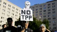 Demonstran berunjuk rasa terhadap kesepakatan perdagangan TPP, Santiago, Chili, (4/2). TPP adalah rencana perjanjian dagang yang dirundingkan oleh Australia, Brunei, Chili, Kanada, Jepang, Malaysia, Amerika Serikat dll. (REUTERS/Ivan Alvarado)