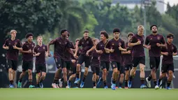 Eric Da Silva Moreira (keenam kanan) dan sejumlah pemain Timnas Jerman U-17 melakukan pemanasan saat latihan resmi menjelang laga perempat final Piala Dunia U-17 2023 melawan Timnas Spanyol U-17 yang berlangsung di Stadion Madya, Senayan, Jakarta, Kamis (23/11/2023). (Bola.com/Bagaskara Lazuardi)