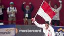 Karateka Indonesia, Rifki Ardiansyah Arrosyiid, melakukan selebrasi usai beraksi pada Asian Games di JCC Senayan, Jakarta, Minggu (26/8/2018). Rifki berhasil medapat medali emas di nomor kumite 60 kilogram. (Bola.com/Peksi Cahyo)