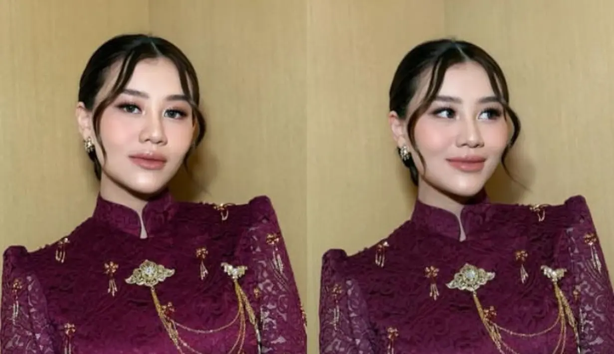 Rambut panjang kecoklatannya ditata sanggul up do. Semakin menarik dengan poni panjang belah dua membingkai wajah. [@ochiipramita]