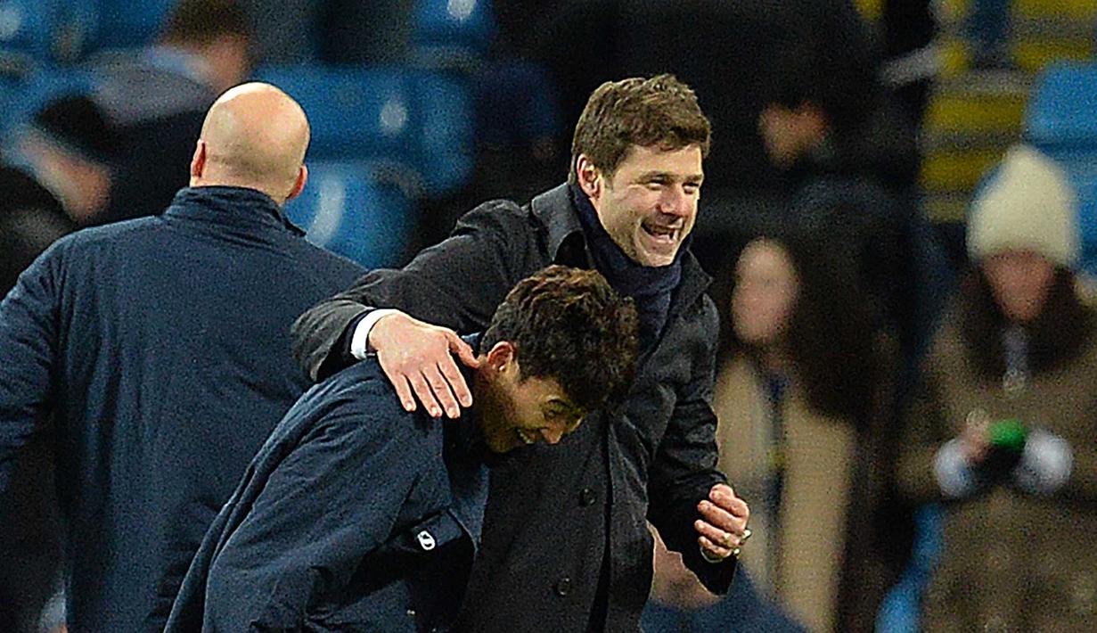 Pelatih Tottenham Hotspur, Mauricio Pochettino (kanan) tertawa bersama pemain Spurs, Son Heung-Min usai menang atas Manchester City pada lanjutan Liga Inggris pekan ke-26 di Stadion Etihad, Minggu (14/2/2016). (AFP/Paul Ellis)