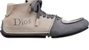 Dior Roadie Lace-Up Boot jadi penutup yang serasi dengan tas Medallion Knit yang ia jinjing [Dior]