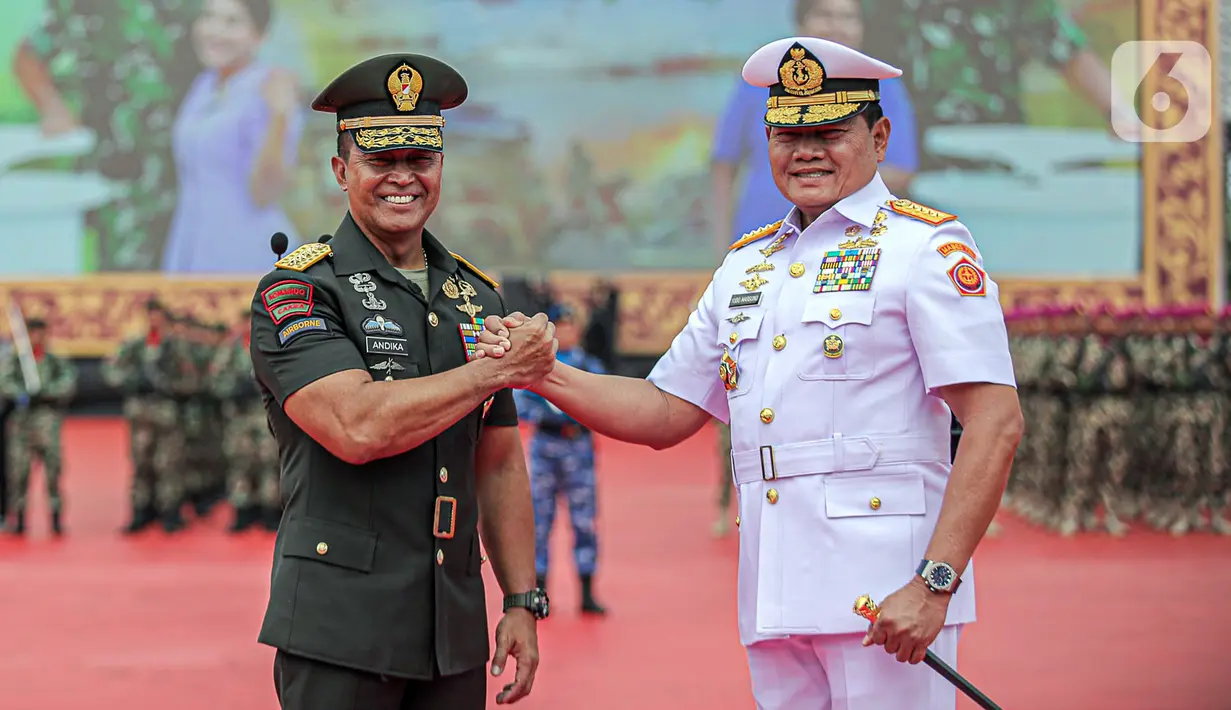 Panglima TNI Laksamana TNI Yudo Margono (kanan) salam komando dengan mantan Panglima TNI Jenderal TNI Andika Perkasa (kiri) pada acara serah terima jabatan Panglima di Mabes TNI, Cilangkap, Jakarta, Selasa (20/12/2022). Yudo Margono dilantik sebagai Panglima TNI oleh Presiden Joko Widodo pada 19 Desember 2022 berdasarkan Keputusan Presiden Republik Indonesia Nomor 91/TNI/2022 tentang Pemberhentian dan Pengangkatan Panglima Tentara Nasional Indonesia. (Liputan6.com/Faizal Fanani)
