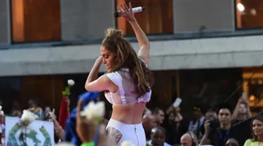  Penyanyi Jennifer Lopez menari saat membawakan lagu dalam single terbaru ‘Love Make The World Go Round’  dalam pertunjukan NBC's "Today" di Rockefeller Plaza, New York, AS (11/7).  (AFP PHOTO/TIMOTHY A. Clary)