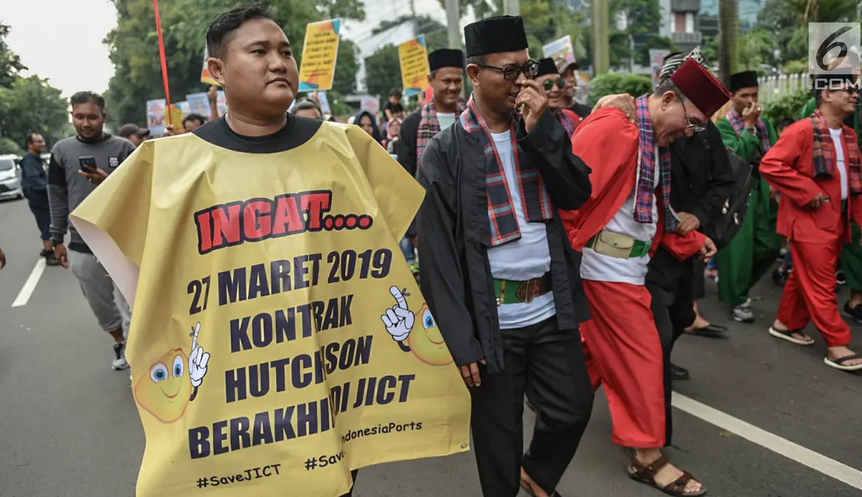 Massa Serikat Pekerja Container (SPC) menggelar karnaval pelabuhan di area car free day, Jalan Thamrin, Jakarta, Minggu (17/2). Aksi tersebut tekait penolakan liberalisasi pengelolaan Pelabuhan Tanjung Priok oleh vendor asing. (Liputan6.com/HO/Mico)