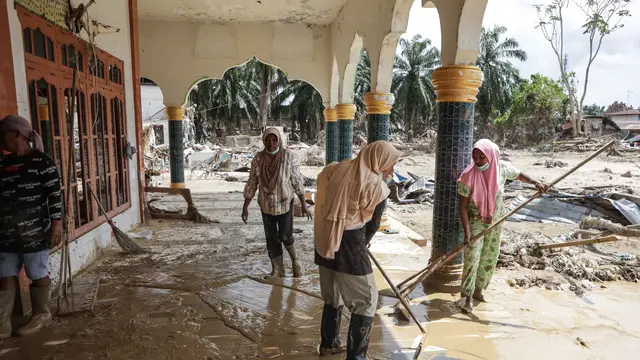 Di desa Lintang Baru Aceh Tamiang, Ada Banyak Rumah Tertimbun Kayu Gelondongan dan Material Lumpur