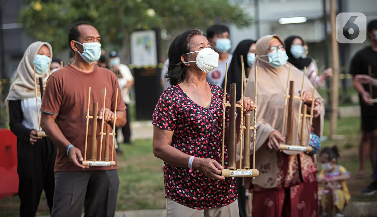 Sejumlah pasien COVID-19 memainkan angklung di RSDC Wisma Atlet, Kemayoran, Jakarta, Selasa (23/3/2021). Acara tersebut dilakukan dalam rangka satu tahun beroperasinya RSDC Wisma Atlet Kemayoran. (Liputan6.com/Faizal Fanani)
