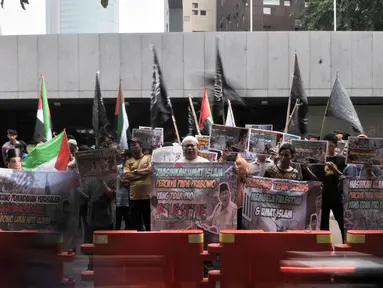 Massa yang tergabung dalam Gema Muslim Indonesia (GMI) membentangkan poster dan mengibarkan bendera Palestina saat berunjuk rasa di depan Kedutaan Besar Australia, Jakarta, Senin (26/11). (Liputan6.com/Iqbal S Nugroho)