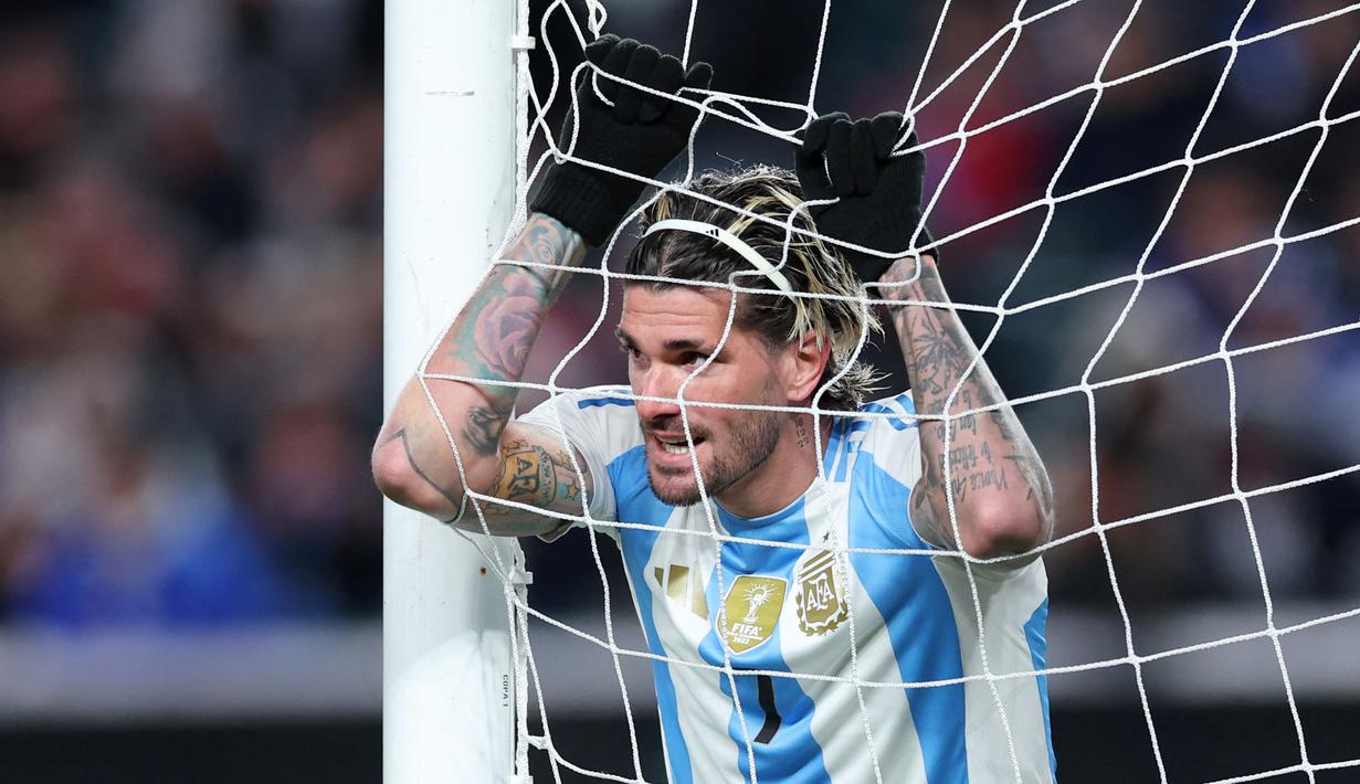 Ekspresi kecewa pemain Argentina, Rodrigo De Paul setelah gagal mencetak gol ke gawang El Savador pada laga FIFA Matchday yang berlangsung di Lincoln Financial Field, Philadelphia, Amerika Serikat, Sabtu (23/03/2024) WIB. La Albiceleste menang dengan skor 3-0. (AFP/Charly Triballeau)
