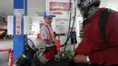 Petugas mengisi BBM pada sebuah motor di salah satu SPBU, Jakarta, Sabtu (5/1/2019). PT Pertamina (Persero) menurunkan harga BBM non subsidi masing-masing Dexlite Rp 200 per liter, dan Dex Rp 100 per liter. (Liputan6.com/Angga Yuniar)