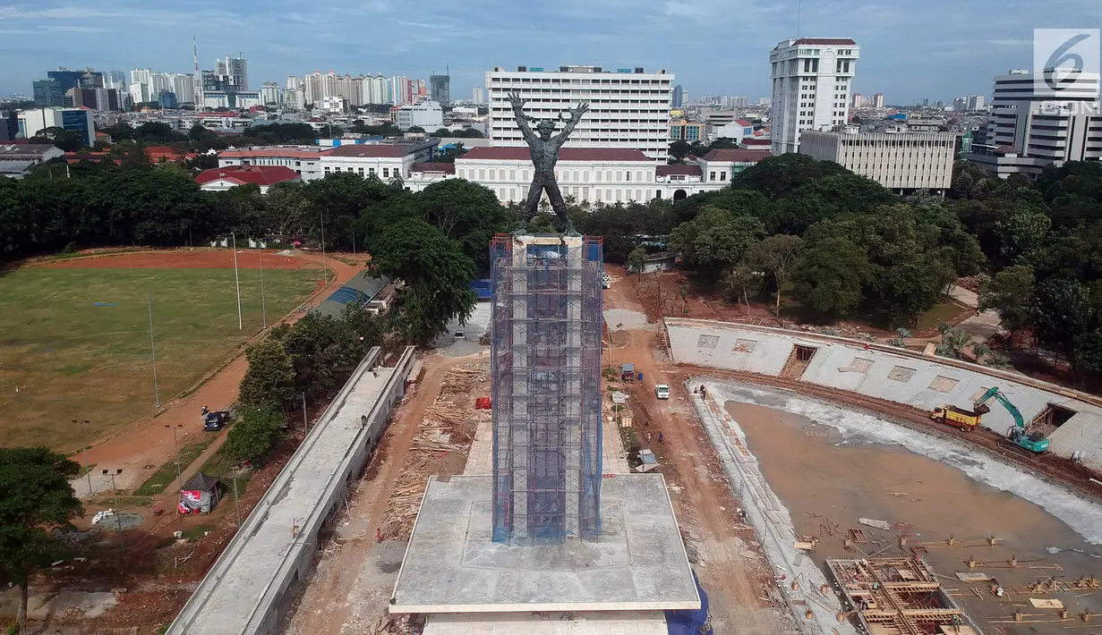 Kondisi pengerjaan proyek revitalisasi Lapangan Banteng di Jakarta, Jumat (5/1). Revitalisasi Lapangan Banteng ini mencakup tiga segmen, yakni pagar pembatas, penataan lapangan, kemudian penataan taman. (Liputan6.com/Arya Manggala)