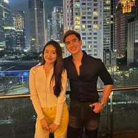 Natahsa Wilona bawakan kue saat ultah Verrel Bramasta (Instagram/bramastavrl)