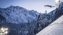 Atlet asal Norwegia, Daniel Andre Tande saat mengikuti perlombaan Men Flying Hill Individual World Championships. (Foto: AFP/Jure Makovec)