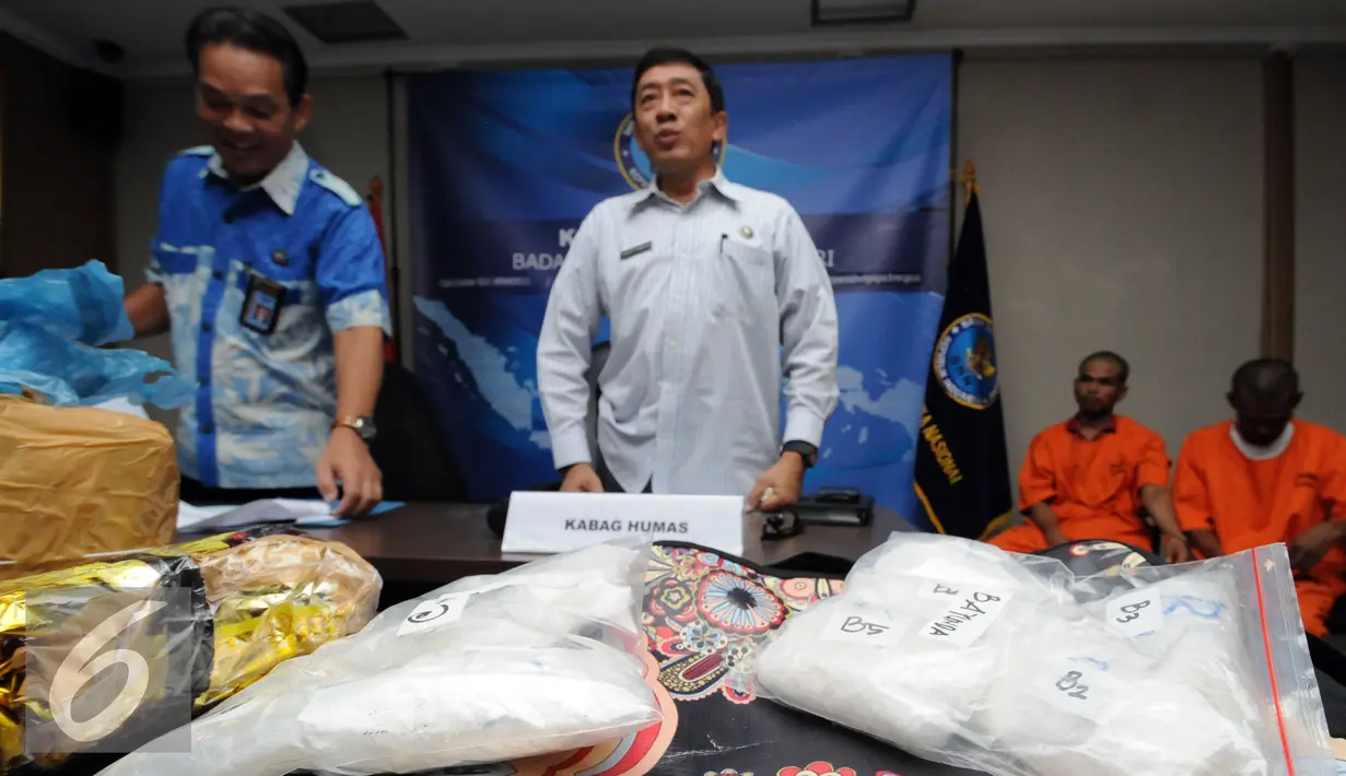 Petugas BNN memperlihatkan barang bukti narkoba jenis sabu saat rilis di Jakarta, Selasa (24/5/2016). BNN mengungkap dua kasus penyelundupan narkoba jenis sabu dengan tujuh orangtersangka. (Liputan6.com/Helmi Fithriansyah)