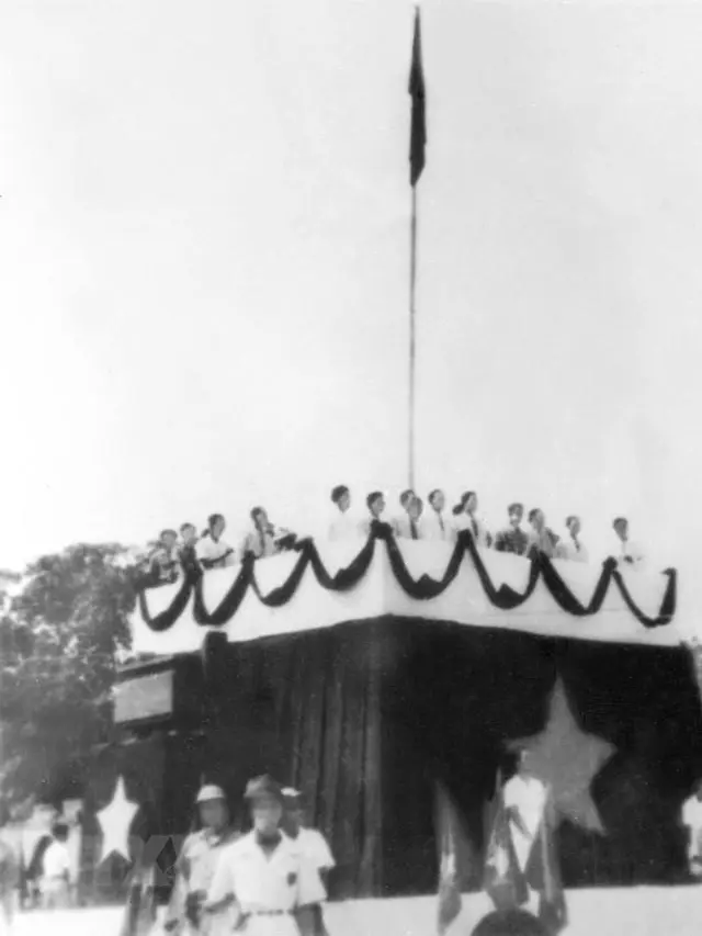 Presiden Ho Chi Minh membacakan proklamasi kemerdekaan Vietnam di Ba Dinh Square, 2 September 1945.