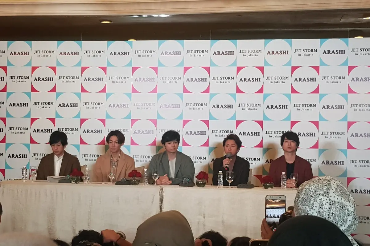 Arashi. Dari kiri: Kazunari  Ninomiya, Masaki Aiba, Jun Matsumoto, Satoshi Ohno, dan Sho Sakurai.